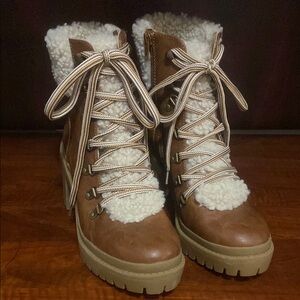 Brown Winter Boots with Cozy Lining and Rugged Sole